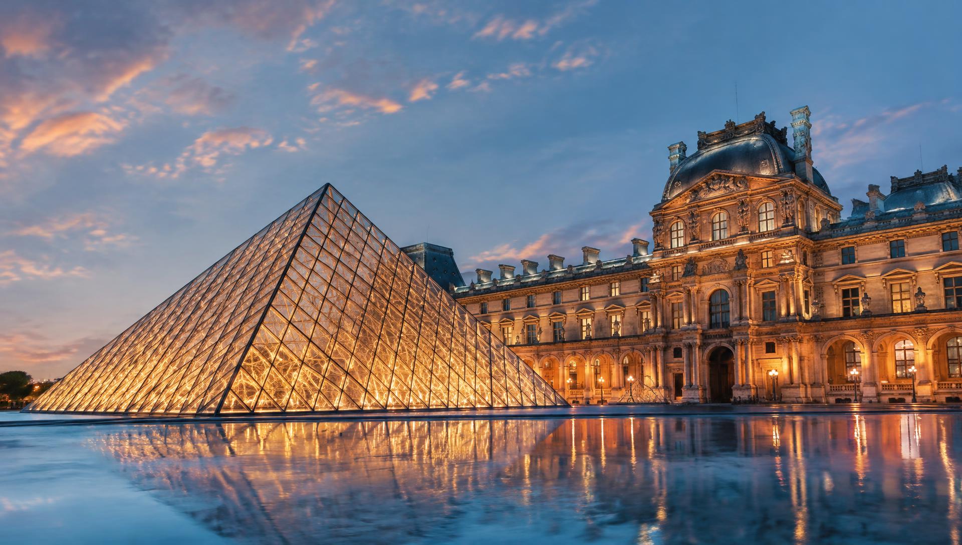 La pyramide du Louvre à l'heure bleue